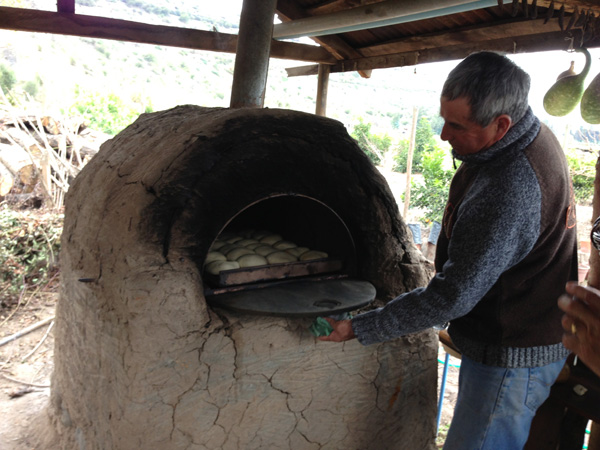 Pan amasado in an adobe oven