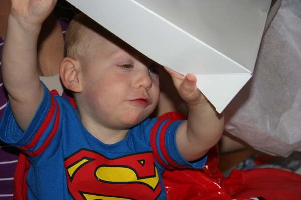 Sam the Anti-Preemie: All these gifts... and I want to play with a box